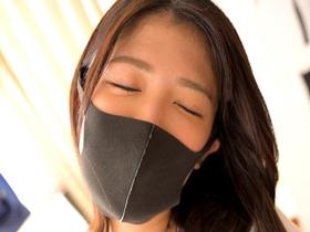 隣の絶倫隣人Gcup美女に誘惑されて…欲求不満を匂わす配信者にDMしたら部屋に引き込まれド淫乱痴女解放！熱烈キスで歓迎マ●コ広げて連続中出し 碧波しずく　サンプル画像03